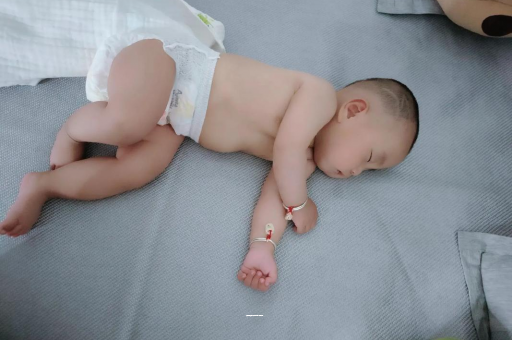 借卵生子机构三个月宝宝发育标准